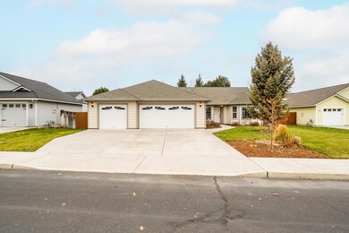 1707 NW 20th St, Redmond, OR 97756 - photo 4