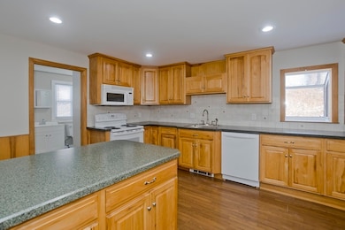 28 Miller St, Ludlow, MA 01056 - photo 3