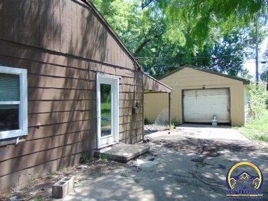 1029 SE Pinecrest Dr, Topeka, KS 66605 - photo 7