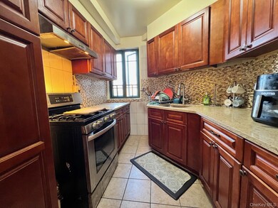 1553 Unionport Rd unit 7F, Bronx, NY 10462 - photo 7