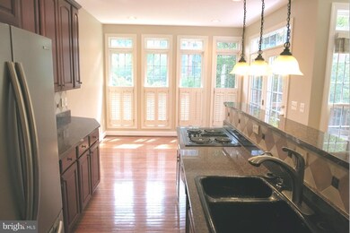 10357 Fitzpatrick Ln, Oakton, VA 22124 - photo 3