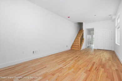 (3) LIVING ROOM