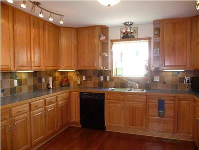 The kitchen and dining area is perfect for family 