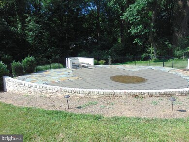 1027 Towlston Rd, McLean, VA 22102 - photo 4