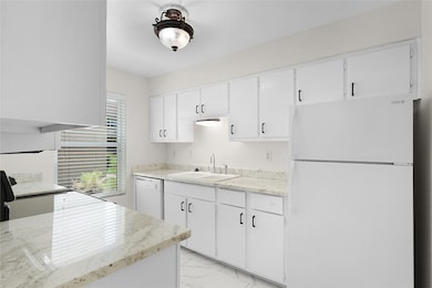 EXCELENT AND ELEGANT KITCHEN WITH NEWWR WINDOW THA