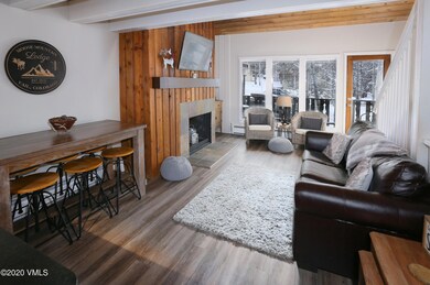 2823_kinnickinnick_6b_dining_living