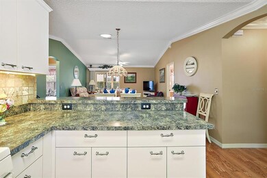 Kitchen w/plenty of counter & cabinet space