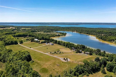 Peaceful & Private with lake on one side and 175 a