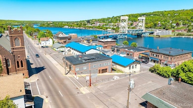 208 E Montezuma Ave, Houghton, MI 49931 - photo 4