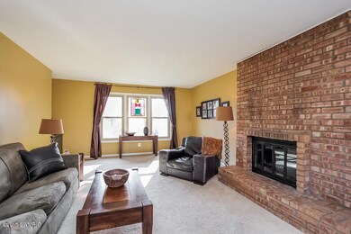 003-Living_Room-1533720-mls.jpg