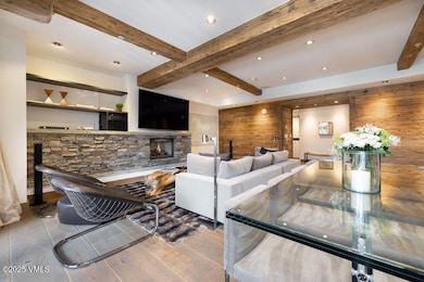 2504_one_willow_bridge_26_interior_livin