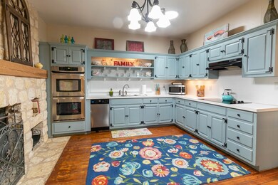 410 W College St, Fredericksburg, TX 78624 - photo 4