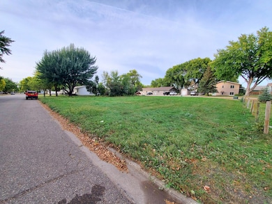 402 Hudson Ave, Marshall, MN 56258 - photo 2