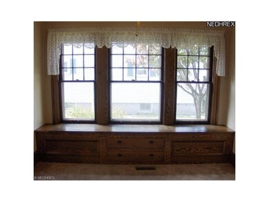 BREATH TAKING SOLID OAK WINDOW SEAT COMPLETE WITH 