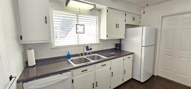 2324 Manley Cir, Orange, TX 77630 - photo 7