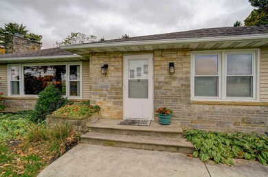 5457 Irish Ln, Fitchburg, WI 53711 - photo 2