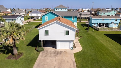 Close to beach. Walk, ride your bike or golf cart.