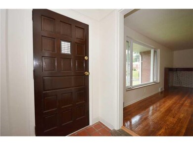Entry/Foyer.