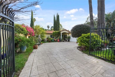 18760 Wells Dr, Tarzana, CA 91356 - photo 2