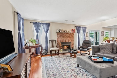 54 Jennifer Rd, Lowell, MA 01854 - photo 3