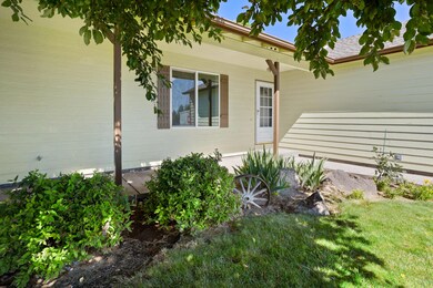 1915 SW 35th St, Redmond, OR 97756 - photo 2