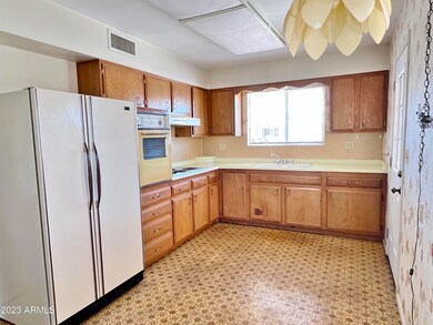 10416 W Caron Dr, Sun City, AZ 85351 - photo 6