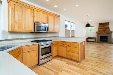 2666 NW Crossing Dr, Bend, OR 97703 - photo 2