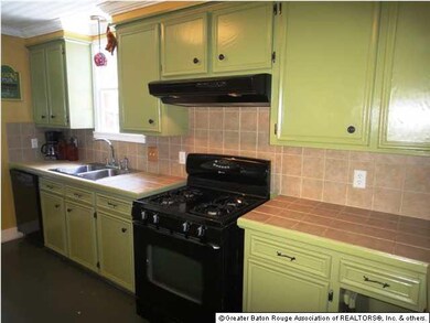 GREAT WORKING SPACE IN KITCHEN