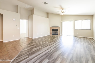 001-photo-living-room-13465067