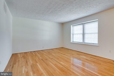 8123 Willowdale Ct, Springfield, VA 22153 - photo 6