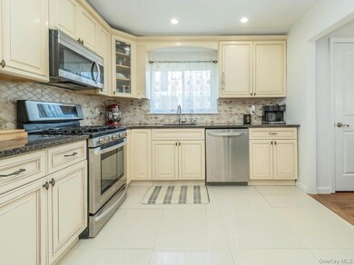 53 Maple St, Roslyn Heights, NY 11577 - photo 7