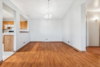 601 E Victoria Cir unit 221, North Aurora, IL 60542 - photo 4