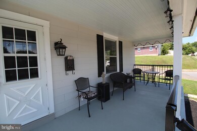 637 E Race St, Pottstown, PA 19464 - photo 3