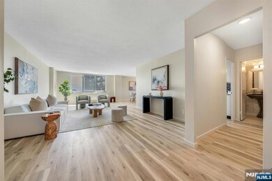 The Regency unit 10G, Fort Lee, NJ 07024 - photo 2