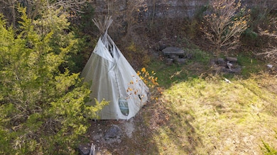 1 room cabin in an old rock quarry003