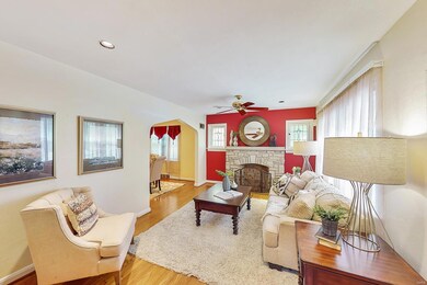 Light, brigh floor plan with generously sized room