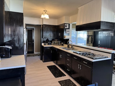 1056 S Salt Pond Ave, Marshall, MO 65340 - photo 7