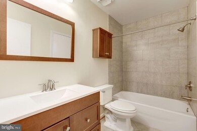 9816 Oakdale Woods Ct, Vienna, VA 22181 - photo 7