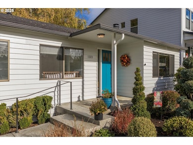 1323 SW Carson St, Portland, OR 97219 - photo 4