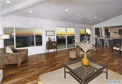 Great room/family room with lots of glass over loo