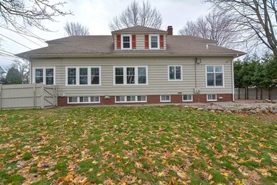 562 Laurel Hill Ave, Cranston, RI 02920 - photo 4
