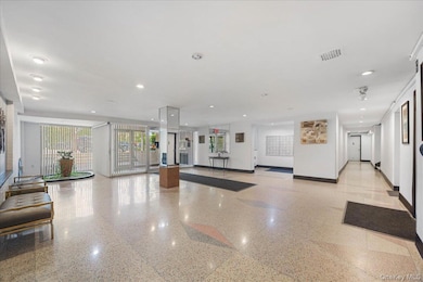 Saratogian unit 5E, Bronx, NY 10470 - photo 3