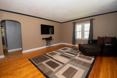 332 Bluffview WV Living room