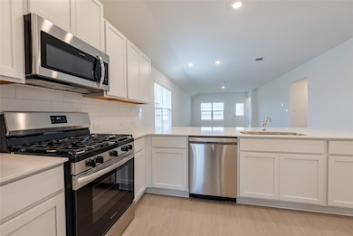 Kitchen with appliances with stainless steel fini