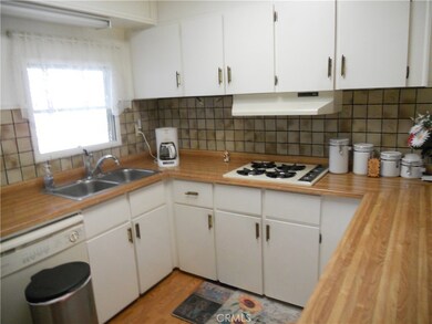 plenty of storage, counter tile backsplash