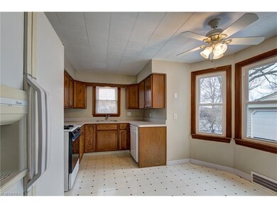 Large Eat-in Kitchen!