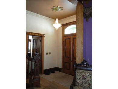 Entry/Foyer.
