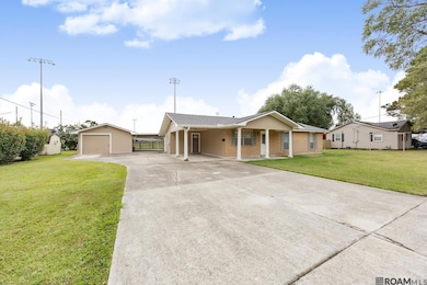 823 Oaks Ave, Port Allen, LA 70767 - photo 2