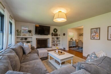07_25CraneCt_165_LivingRoom_LowRes