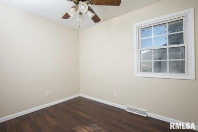 4039 Cresthill Dr, Davenport, IA 52806 - photo 4